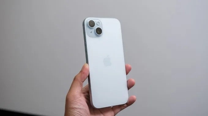 iPhone 15 Plus có thiết kế bo cong, dễ cằm nắm