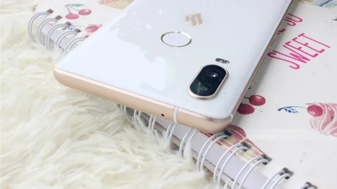 Camera kép hơi lồi ra nhưng vẫn liền lạc