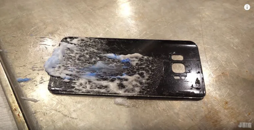 Galaxy-s8-trong-suot-bi-lot-tran-trui_4
