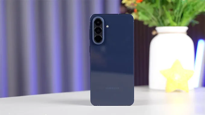 Với độ dày chỉ 6,9mm, Galaxy A57 thực sự gây ấn tượng ngay khi cầm lên tay