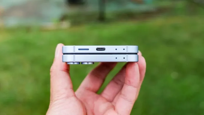 Pin là điểm nhấn khi so sánh Galaxy Z Flip 8 vs Galaxy Z Flip 6