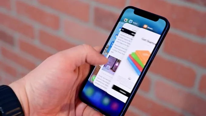 Tắt các ứng dụng chạy ngầm là giải pháp giúp hạn chế dung lượng tối đa pin iPhone tụt nhanh
