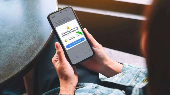 So sánh vay tiền online và vay tín dụng đen