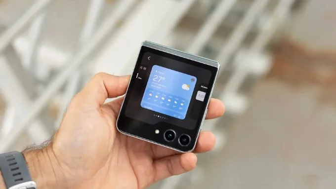 Màn hình chính và phụ đều mang lại giá trị sử dụng rõ rệt