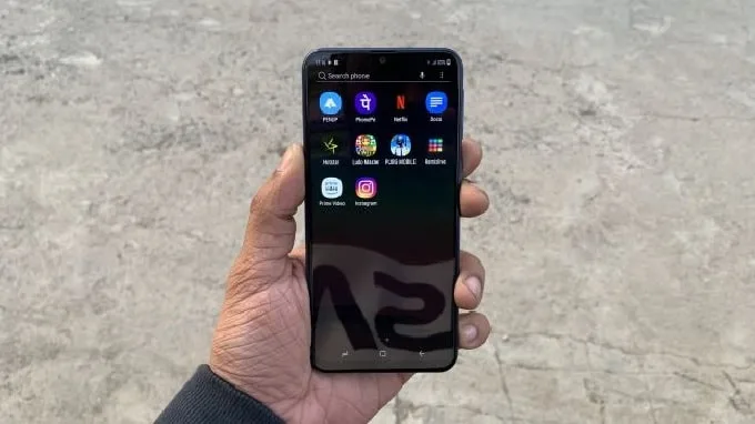 Galaxy M20 hiển thị sắc nét ngay cả ngoài trời