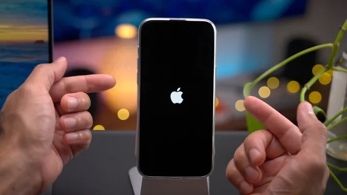Khởi động lại máy khi iPhone 15 Pro Max bị lỗi màn hình