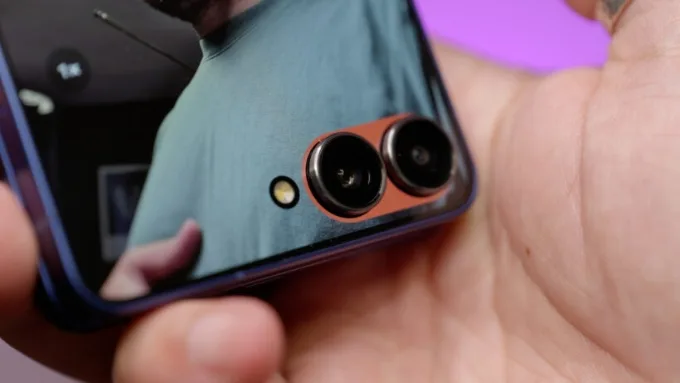 Trên Galaxy Z Flip 8, Samsung tiếp tục duy trì cụm camera kép quen thuộc