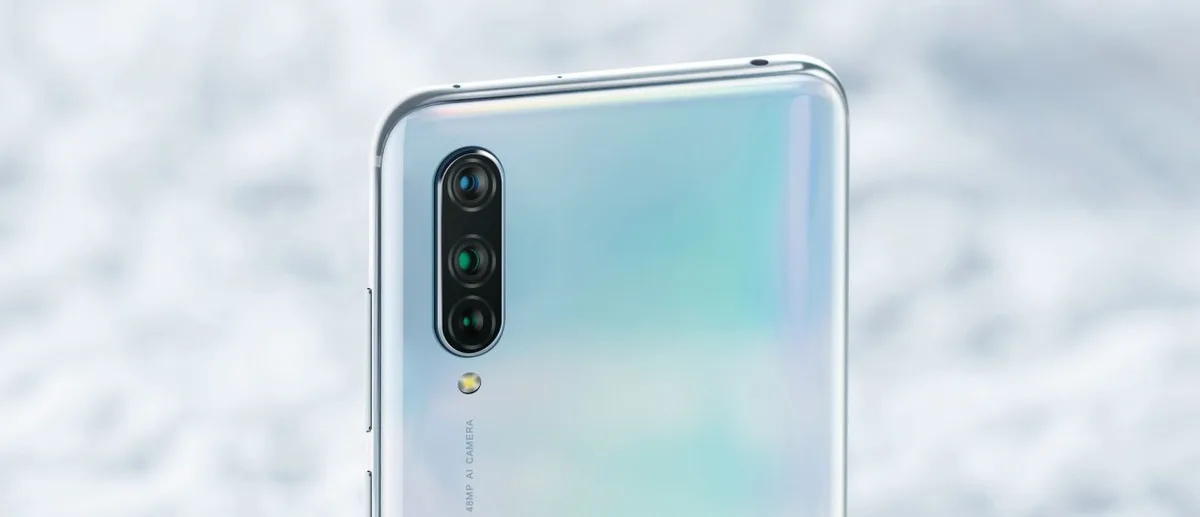 Ở mặt trước, nó mang camera 32 MP, trong khi có camera ba camera 48 MP ở phía sau.