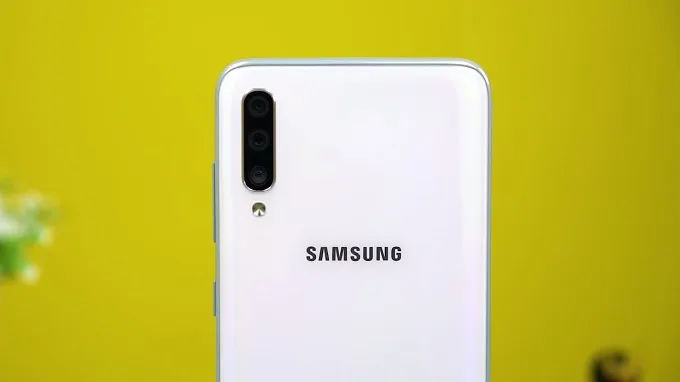 Galaxy A70 được trang bị cụm 3 camera độ phân giải lên tới 32MP