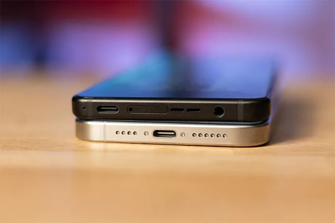 ROG Phone 8 Pro cũng có giắc cắm tai nghe
