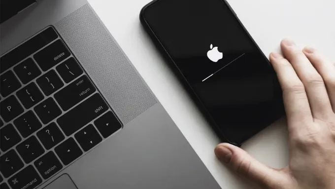 Tại sao cần reset iPhone bằng phím cứng