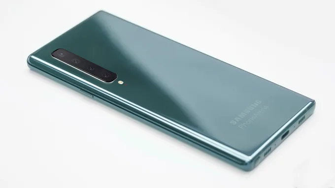 Hệ thống camera Galaxy Note 10 Pro được sắp xếp theo chiều dọc thay vì chiều ngang