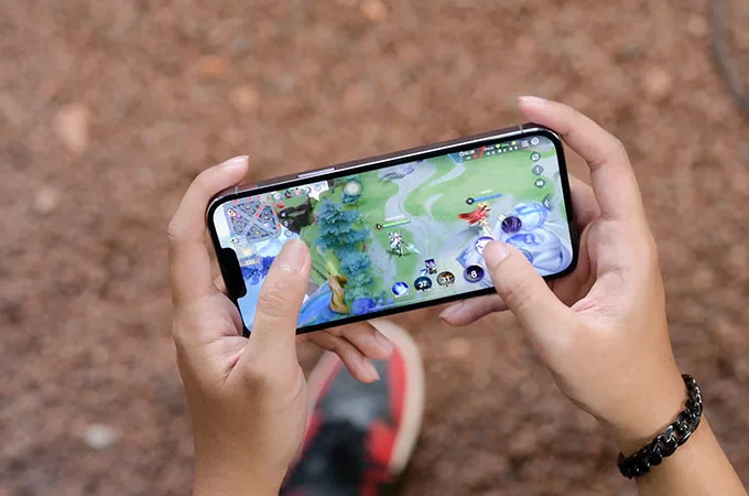 Chơi game thả ga trên iPhone 13 Pro Max cũ với màn hình rộng, chipset mạnh