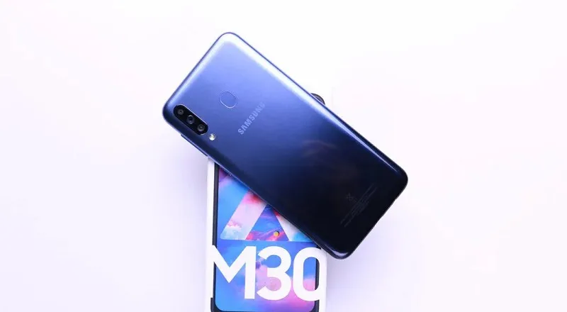 Mặt sau Galaxy M30 có 3 camera xếp dọc ở góc trên bên trái
