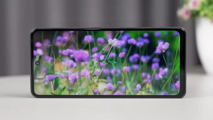 Tecno Pova 7 5G sở hữu màn hình LTPS IPS lớn hơn một chút