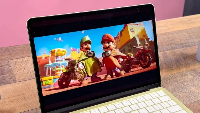 Màn hình là điểm nhấn khi so sánh MacBook Neo và MacBook Air M4
