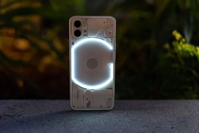So sánh chi tiết OPPO Reno8 5G và Nothing Phone (1): kiểu dáng