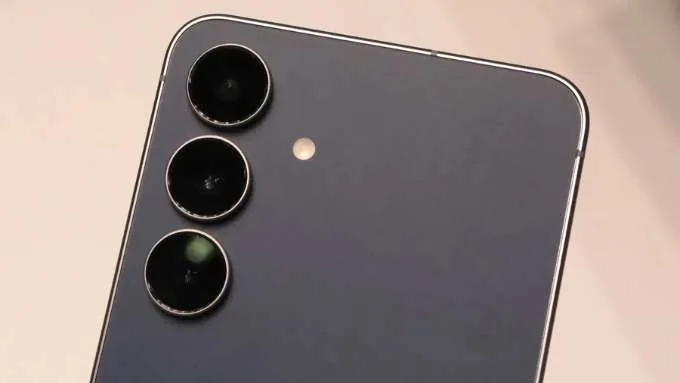 Hệ thống camera là điểm nhấn quan trọng khi so sánh Galaxy S25 FE và Galaxy A36 5G