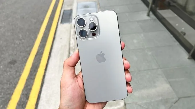 iPhone 15 Pro và iPhone 15 Pro Max màu titan tự nhiên