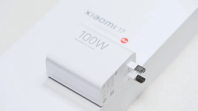 Đi kèm là các tính năng sạc có dây 100W