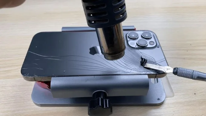 Thay kính mặt sau iPhone 12 Pro Max có bị mất chống nước?