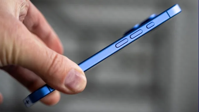 iPhone 16 có kích thước 147.6 x 71.6 x 7.8 mm và trọng lượng chỉ 170g