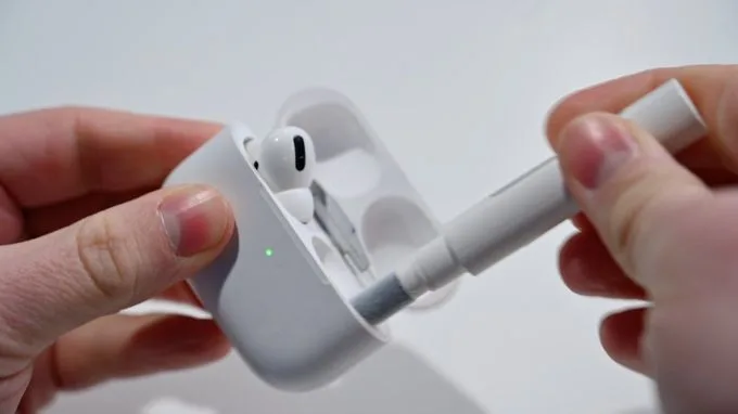 Các bước vệ sinh hộp đựng AirPods Pro