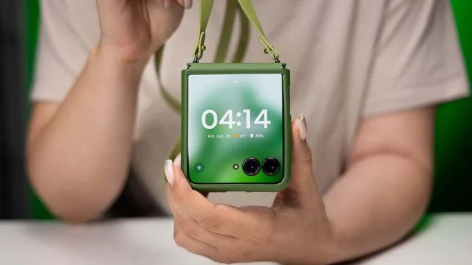 Motorola Razr Plus (2024)