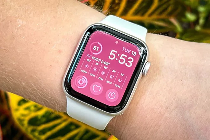 Apple Watch SE 2022 tốn thời gian gấp đôi Apple Watch Series 8 để sạc đầy 100% pin