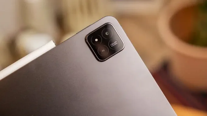 Ở mặt trước, cả 2 thiết bị đều sở hữu camera selfie 8MP