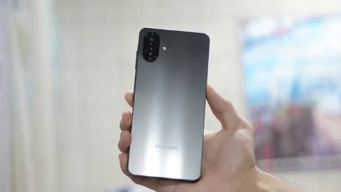 Galaxy A07 có kích thước nhỏ gọn hơn, chỉ 167.4 x 77.4 x 7.6 mm và nặng 184g