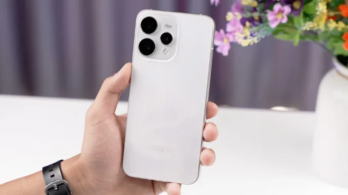 OPPO Reno15 không quá nhẹ, nhưng trọng lượng 197g được phân bổ đều