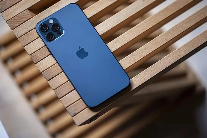Phone 13 Pro và iPhone 12 Pro Max đều toát lên sự sang trọng