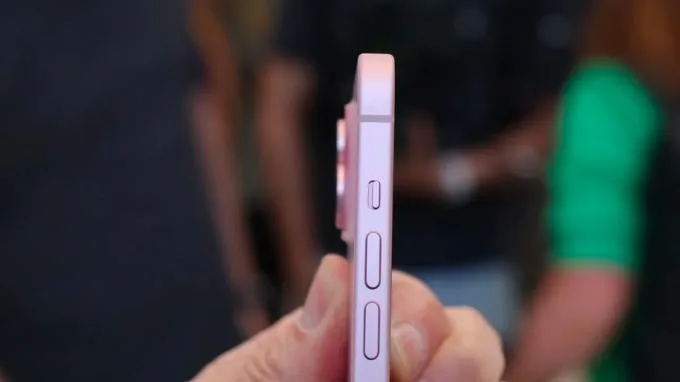 iPhone 15 vẫn có nút gạt tắt âm