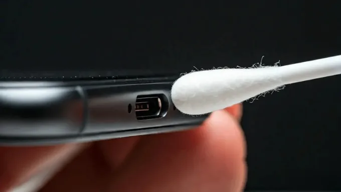 Vệ sinh cổng sạc iPhone