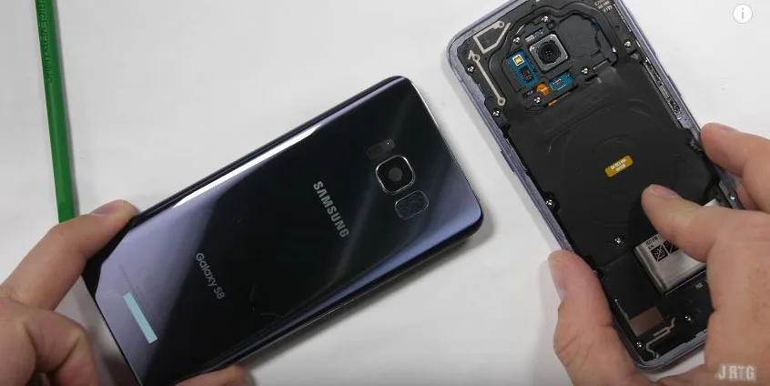 Galaxy-s8-trong-suot-bi-lot-tran-trui_2
