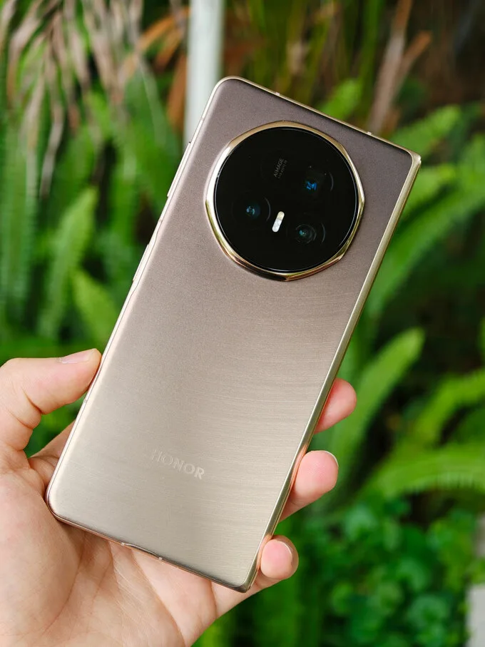 Trên tay Honor Magic V5