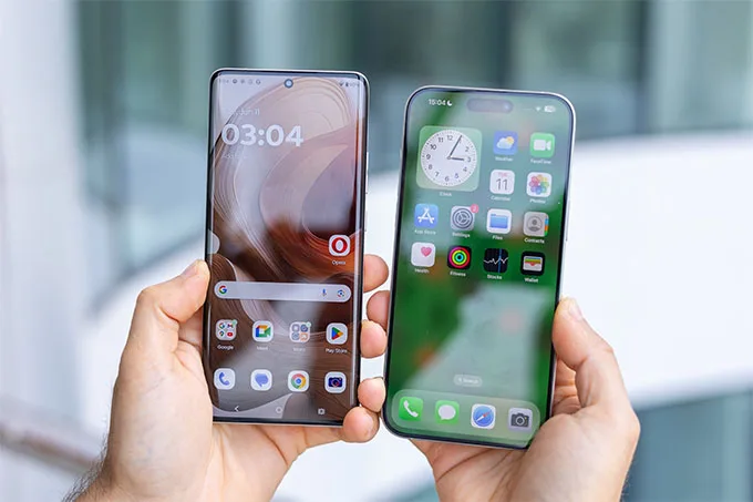 Màn hình iPhone 15 Pro Max và Motorola Edge 50 Ultra
