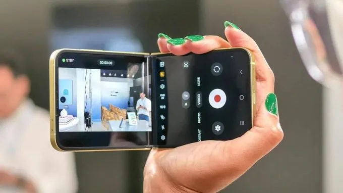 Hình ảnh mở hộp trên tay Galaxy Z Flip 6