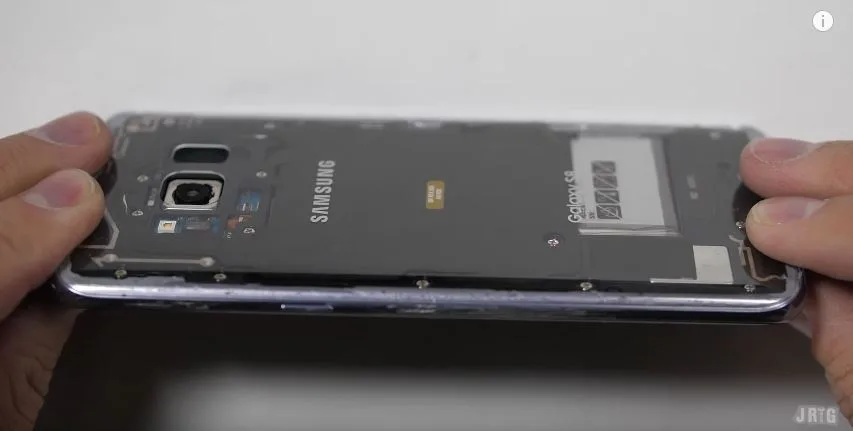 Galaxy-s8-trong-suot-bi-lot-tran-trui_6