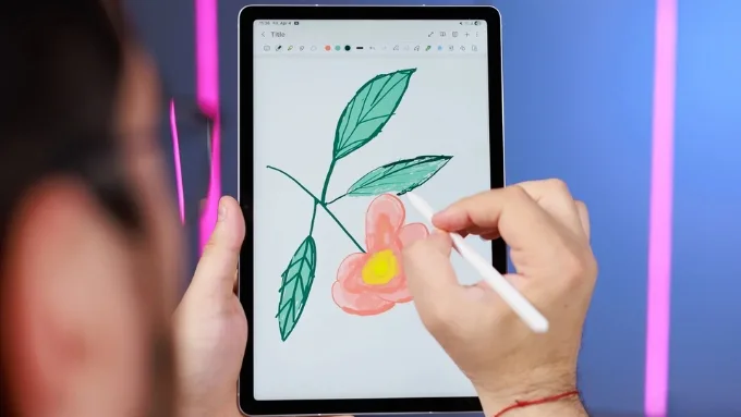 Việc đi kèm S Pen cũng mang lại trải nghiệm ghi chú và vẽ chính xác hơn trên Galaxy Tab S10 FE