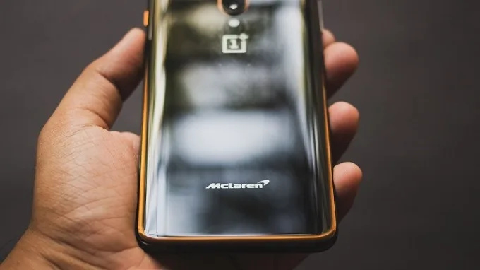 OnePlus 7T Pro McLaren màu đen với viền phản quang màu cam