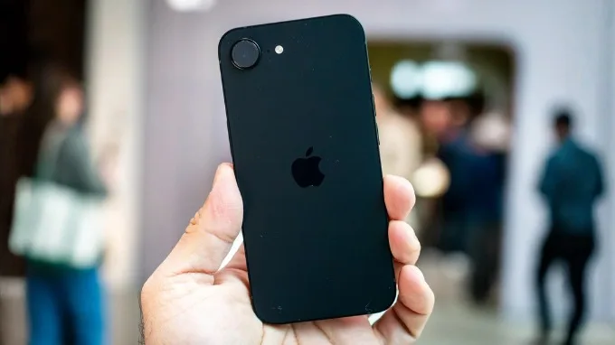 iPhone 17e có độ dày 7.8mm và trọng lượng 169g
