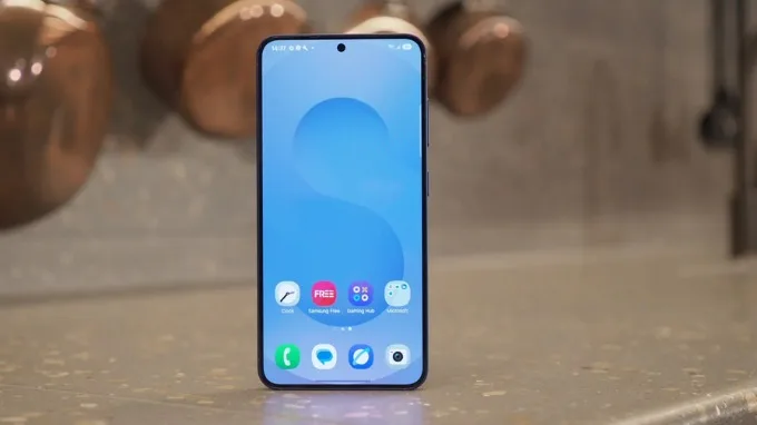 Đánh giá Galaxy S25 về màn hình hiển thị