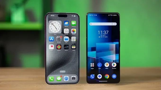 Màn hình hiển thị của iPhone 15 Pro Max và Zenfone 11 Ultra