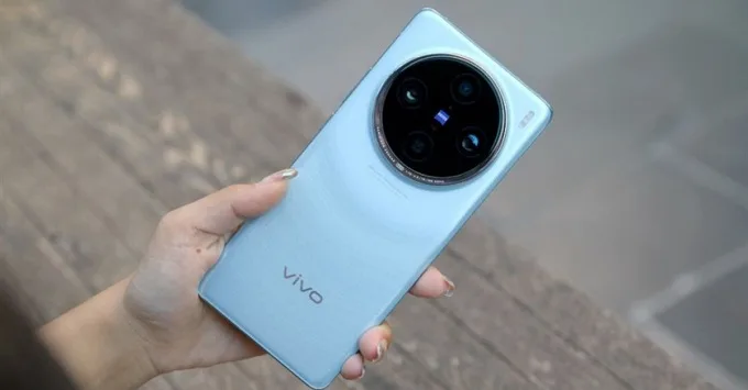 Vivo X100 Pro và iPhone 15 Pro: Đánh giá về thiết kế