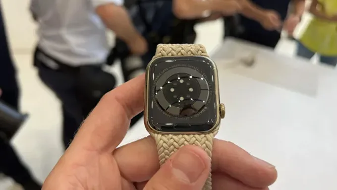 Apple Watch Series 8 có nhiều cảm biến hơn Apple Watch SE 2022