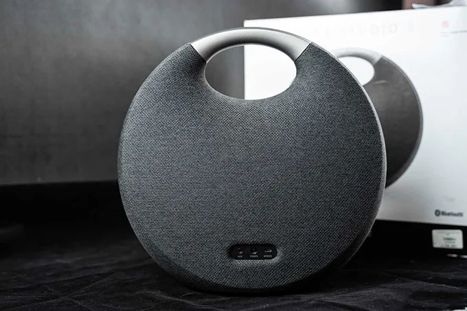 So sánh loa bluetooth Harmon Kardon Onyx Studio 5 và 6 mặt lưng