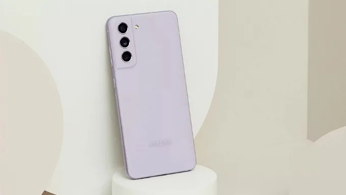 Samsung Galaxy S21 FE cũ là phiên bản “Fan Edition”, được thiết kế nhằm mang đến trải nghiệm flagship với mức giá dễ tiếp cận hơn