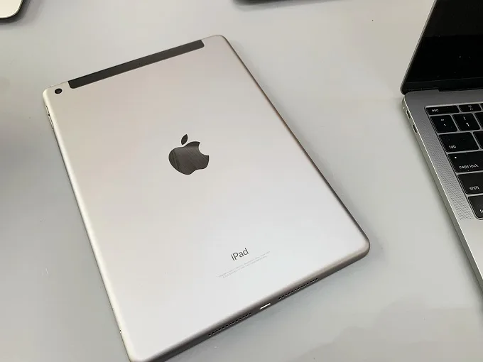 iPad Gen 8 LTE có thêm 1 dải ăng ten ở cạnh trên
